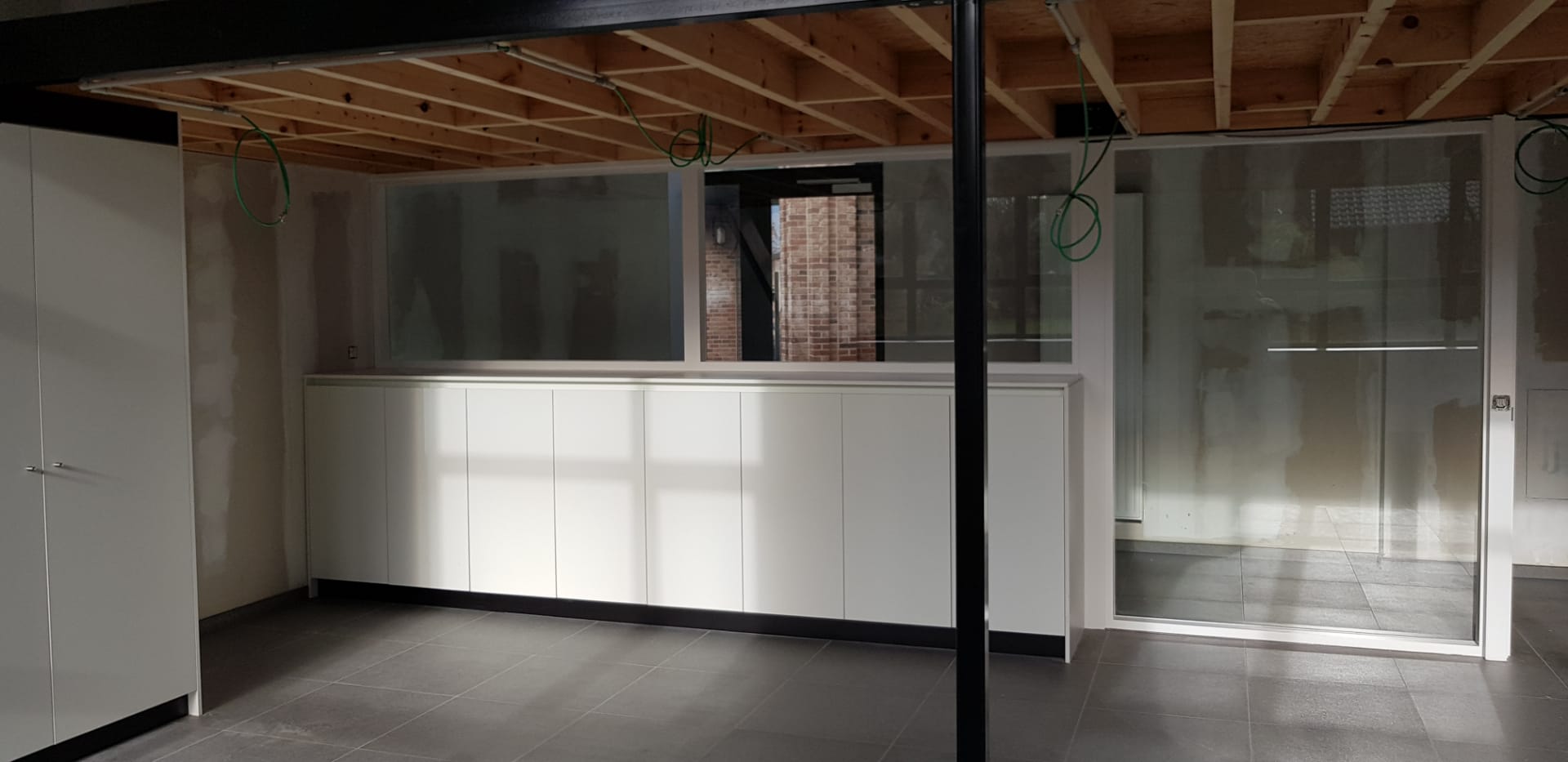 Binnendeuren, trappen, tussenvloeren en meubilair kleuterschool Waanrode - Vrago Interieur